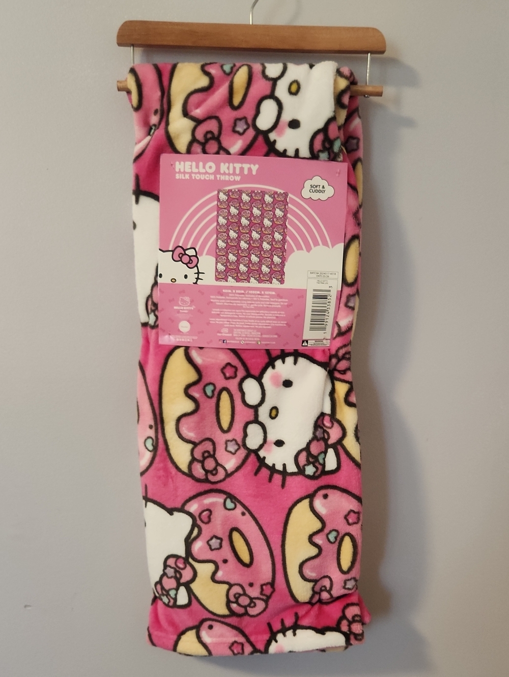 NWT Sanrio Hello Kitty Donuts Small Pink Blanket Throw 40" x 50" (102cm X 127cm)